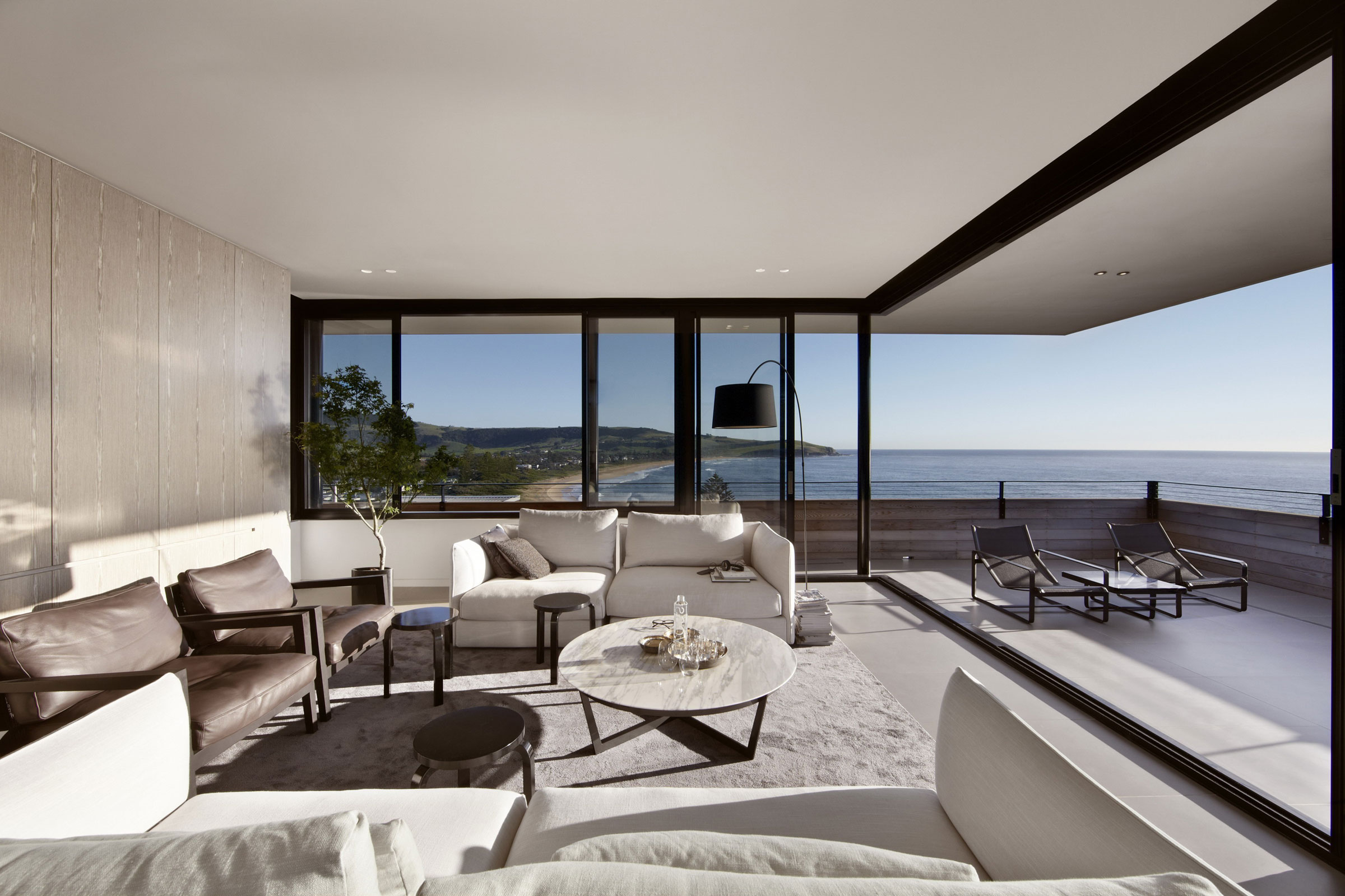 A Stylish Modern Beach House with Strong Natural Light in New South Wales by Smart Design Studio (9)