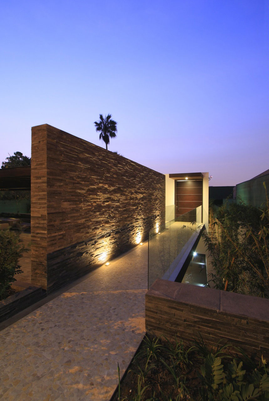 A Stylish Modern Home with Stunning Views in Casuarinas by Metropolis (15)