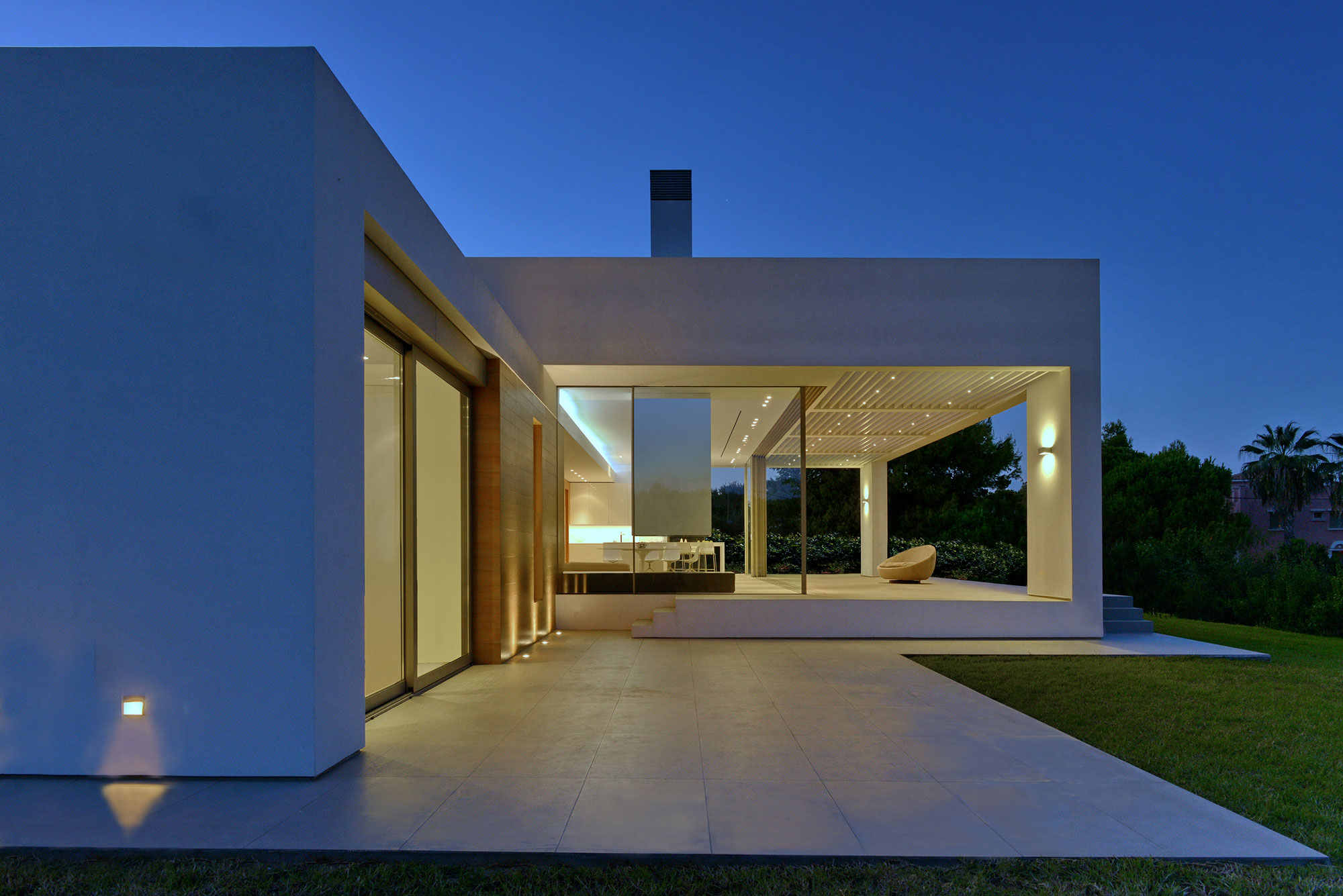 A Stylish Modern House with Mediterranean Sea Views in Ammoudi, Greece by Katerina Valsamaki Architects (15)