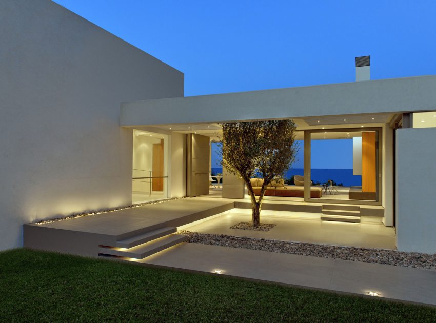 A Stylish Modern House with Mediterranean Sea Views in Ammoudi, Greece by Katerina Valsamaki Architects (17)