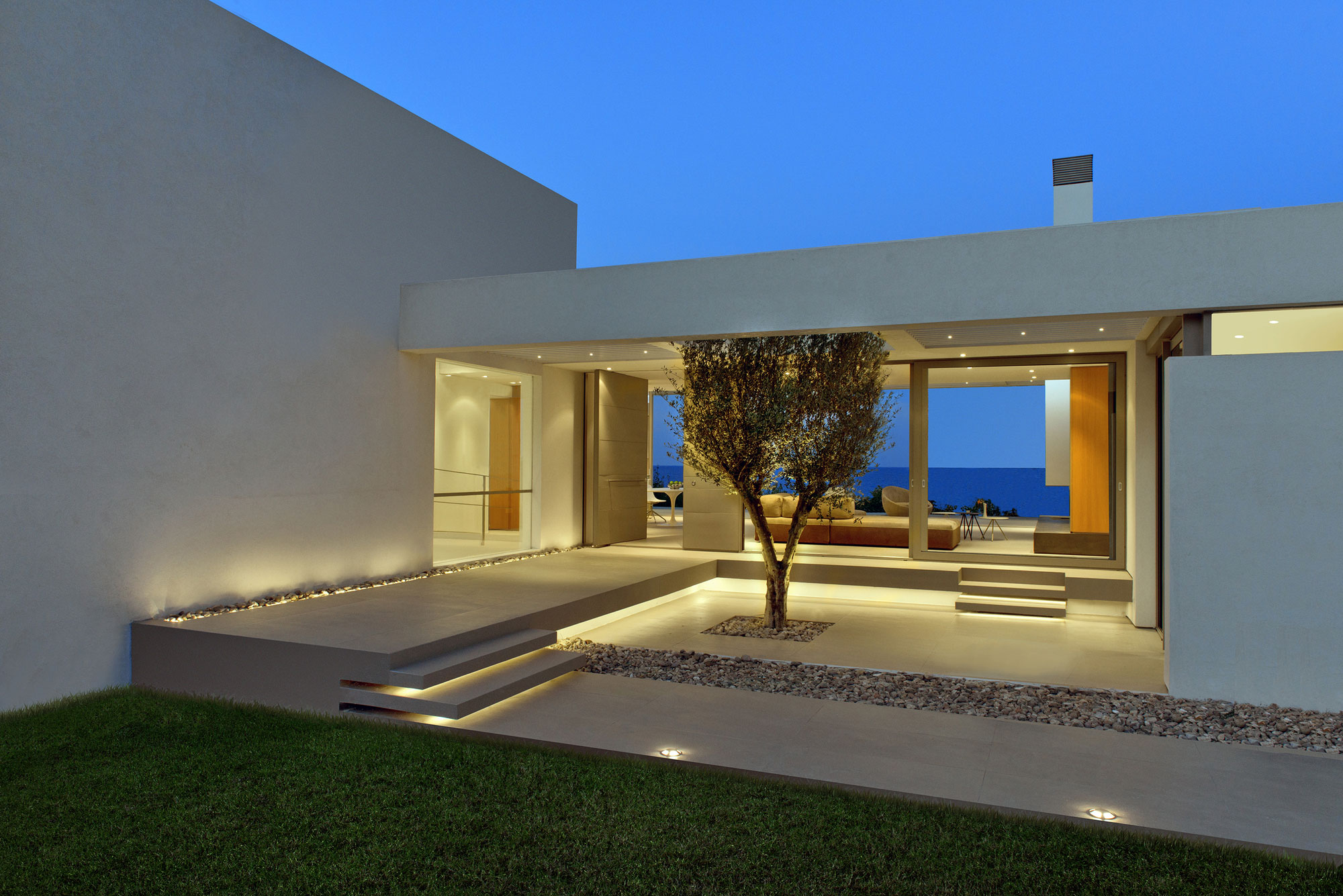 A Stylish Modern House with Mediterranean Sea Views in Ammoudi, Greece by Katerina Valsamaki Architects (17)