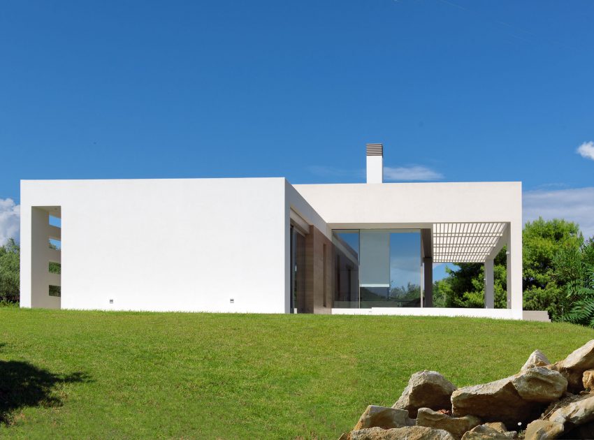 A Stylish Modern House with Mediterranean Sea Views in Ammoudi, Greece by Katerina Valsamaki Architects (3)