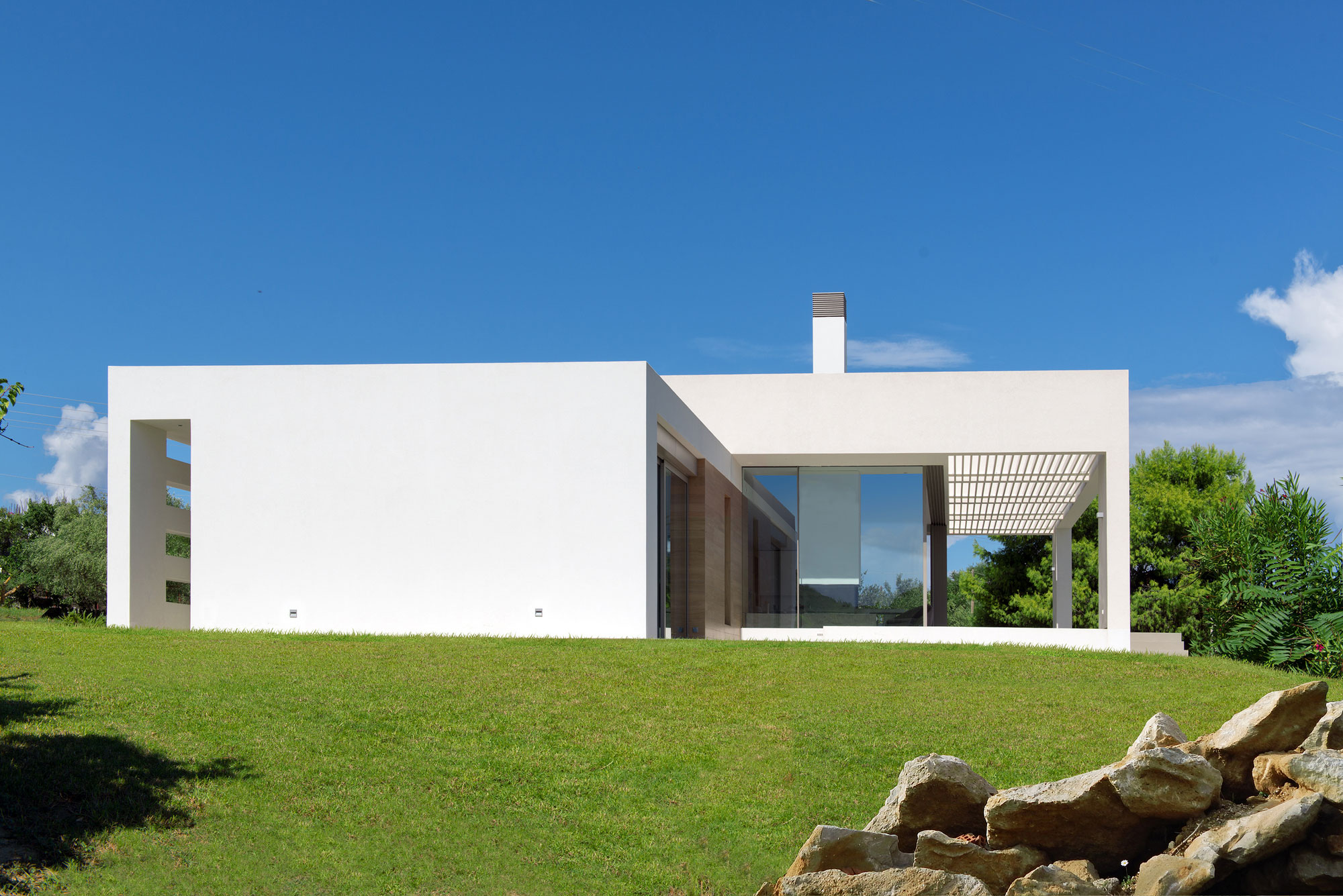 A Stylish Modern House with Mediterranean Sea Views in Ammoudi, Greece by Katerina Valsamaki Architects (3)