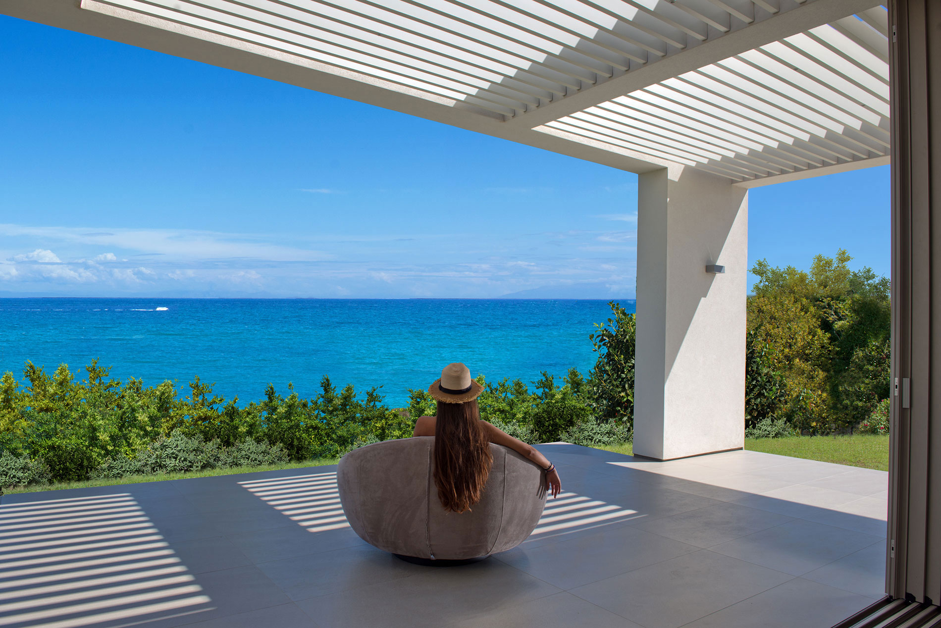 A Stylish Modern House with Mediterranean Sea Views in Ammoudi, Greece by Katerina Valsamaki Architects (4)