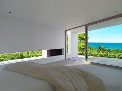 A Stylish Modern House with Mediterranean Sea Views in Ammoudi, Greece by Katerina Valsamaki Architects (9)