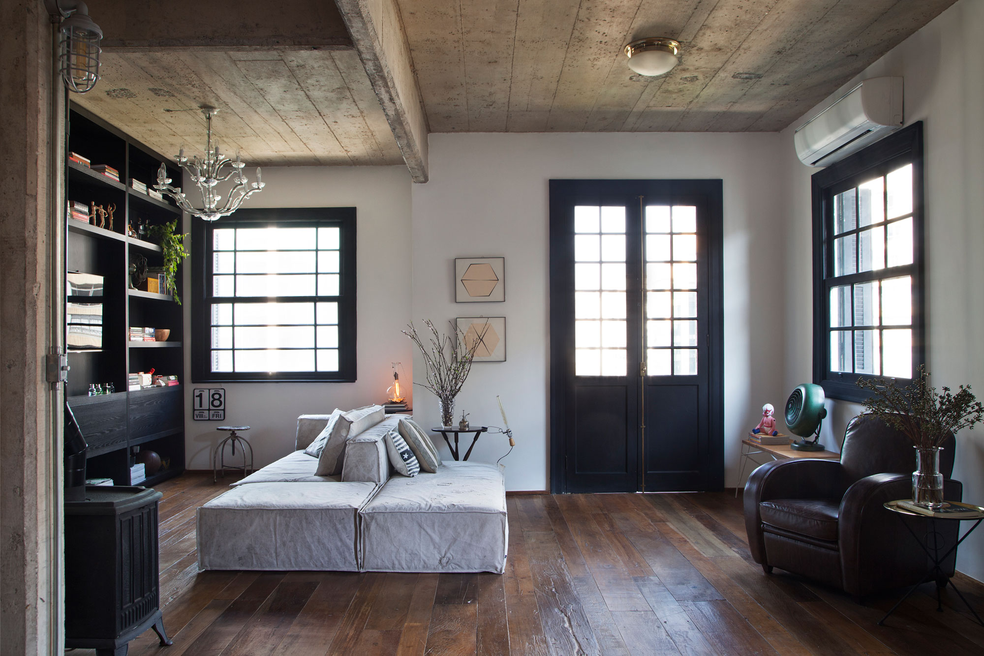A Stylish Transitional Apartment with Industrial Atmosphere in São Paulo by Tavares Duayer (1)