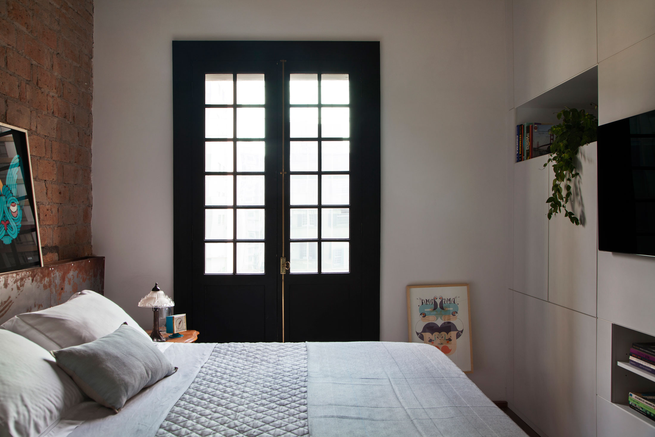 A Stylish Transitional Apartment with Industrial Atmosphere in São Paulo by Tavares Duayer (10)