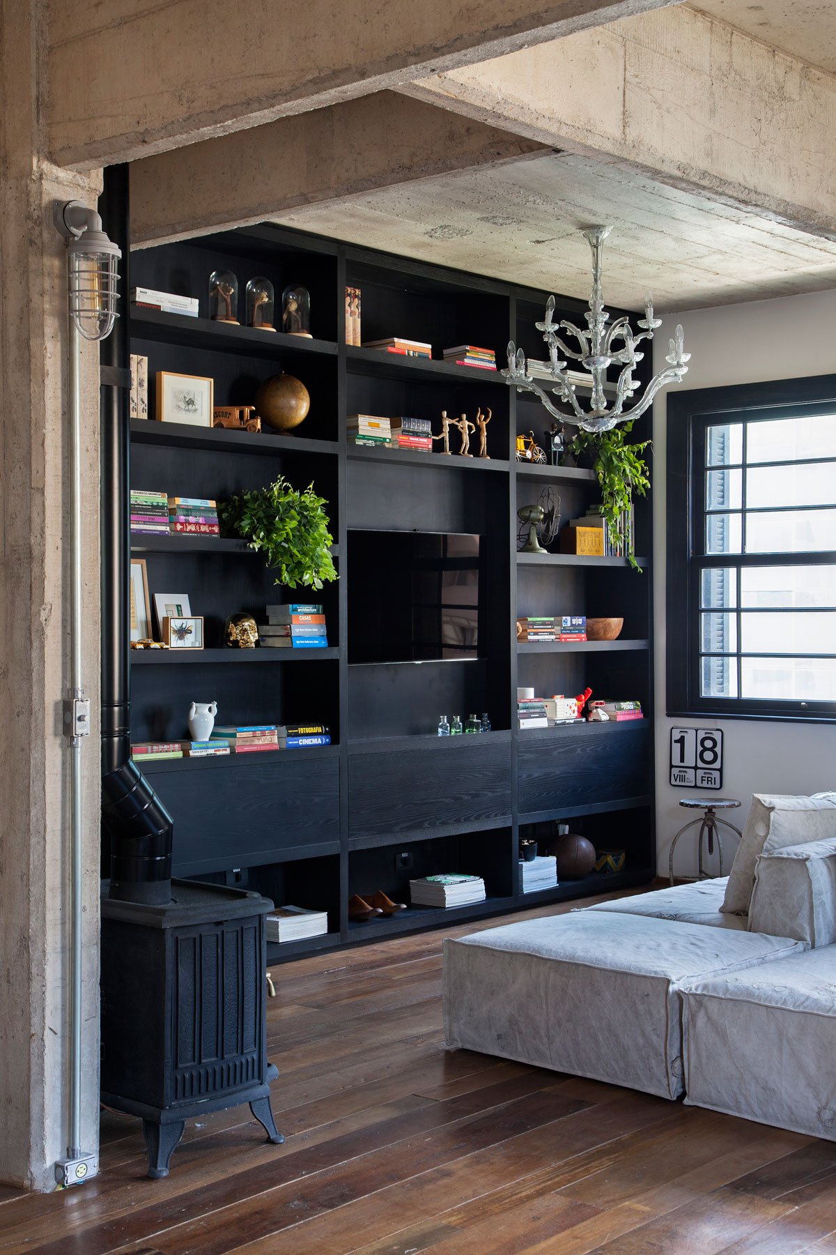 A Stylish Transitional Apartment with Industrial Atmosphere in São Paulo by Tavares Duayer (3)