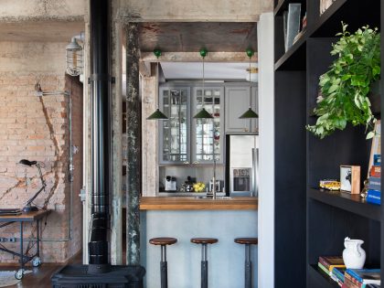 A Stylish Transitional Apartment with Industrial Atmosphere in São Paulo by Tavares Duayer (4)