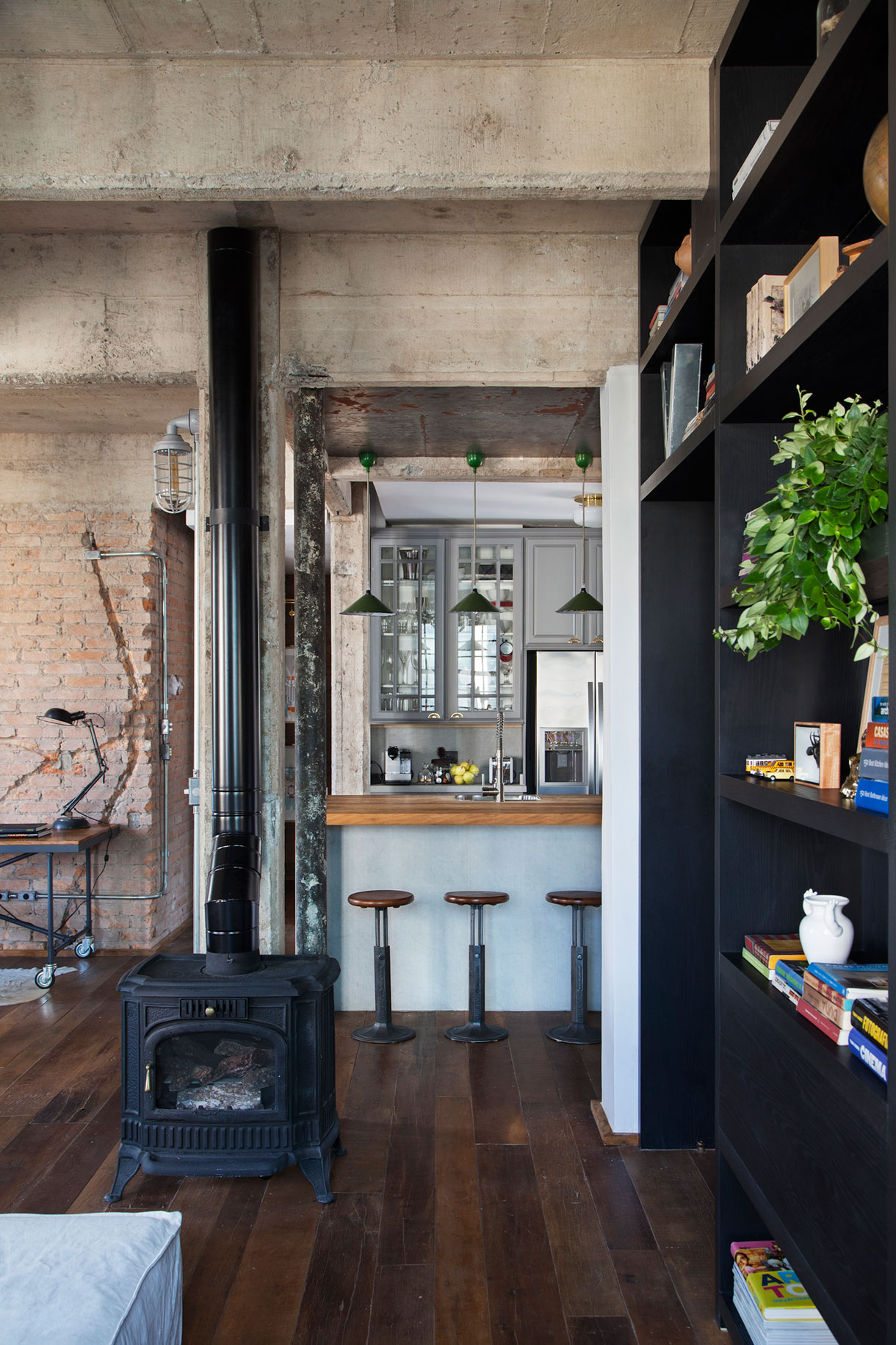 A Stylish Transitional Apartment with Industrial Atmosphere in São Paulo by Tavares Duayer (4)