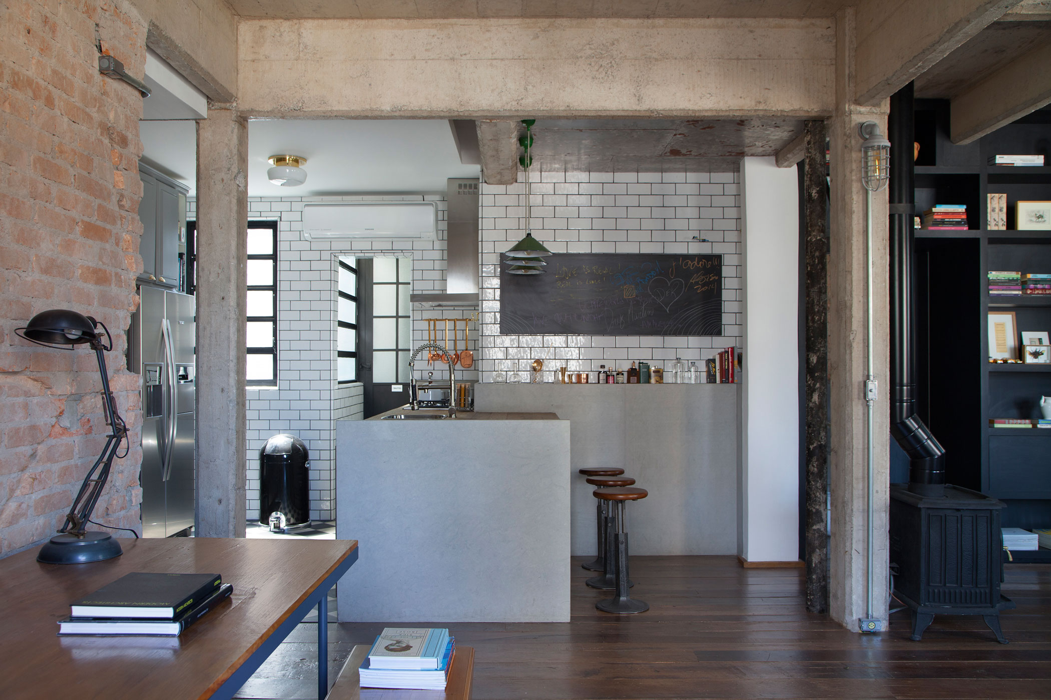 A Stylish Transitional Apartment with Industrial Atmosphere in São Paulo by Tavares Duayer (5)