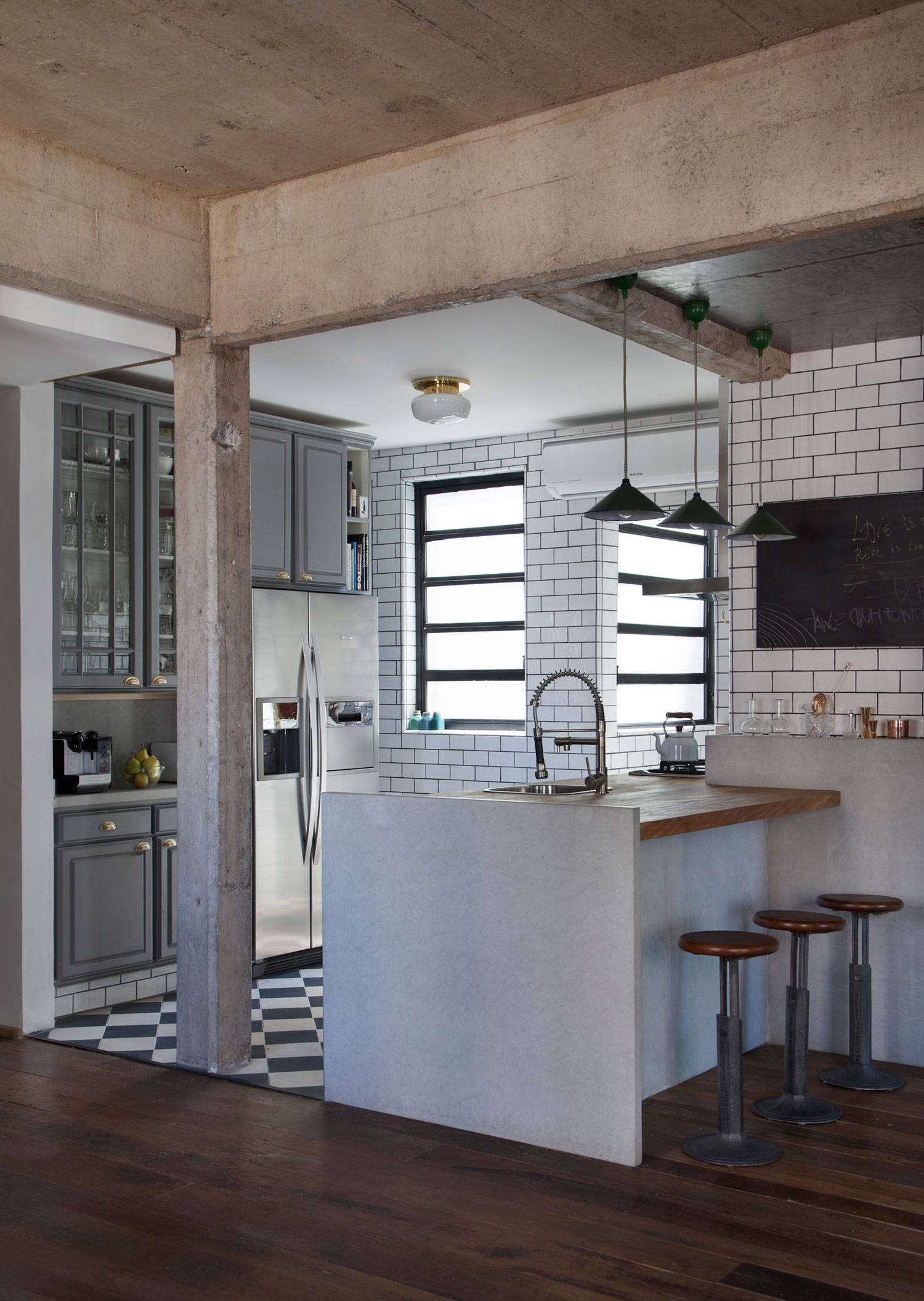 A Stylish Transitional Apartment with Industrial Atmosphere in São Paulo by Tavares Duayer (6)