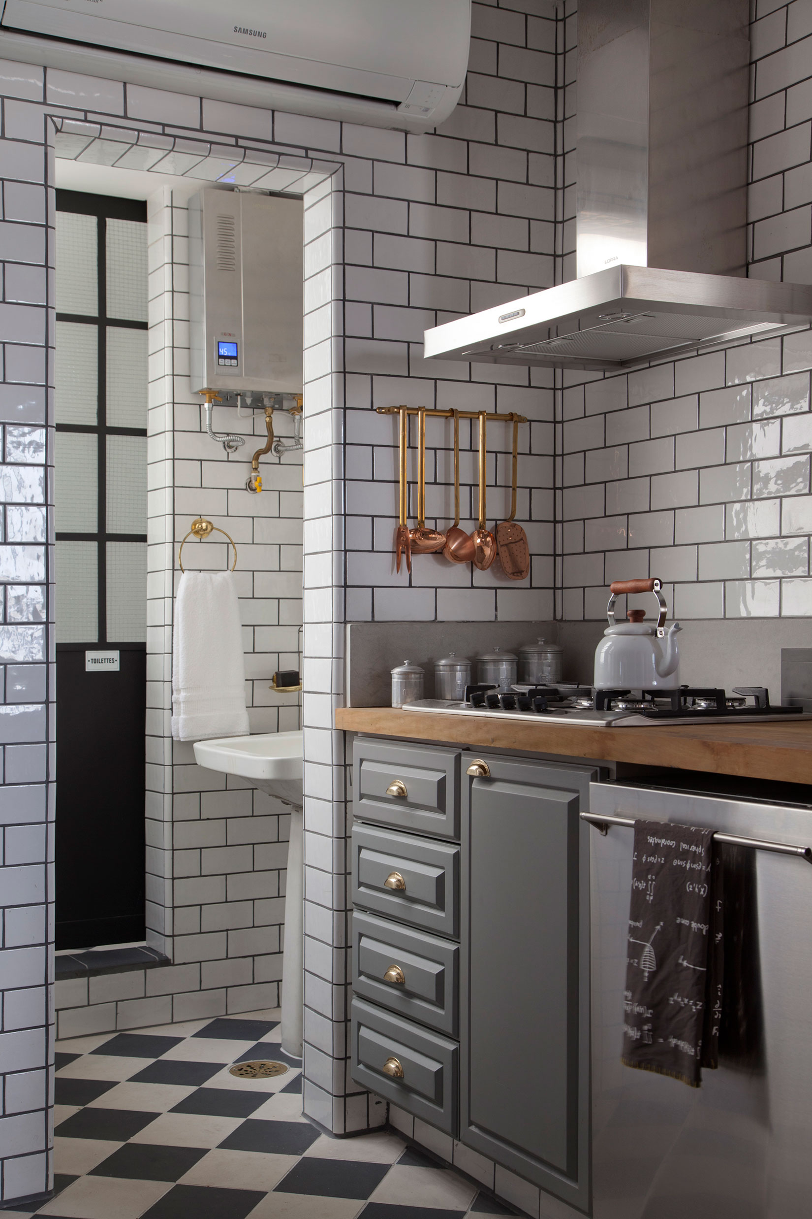 A Stylish Transitional Apartment with Industrial Atmosphere in São Paulo by Tavares Duayer (7)