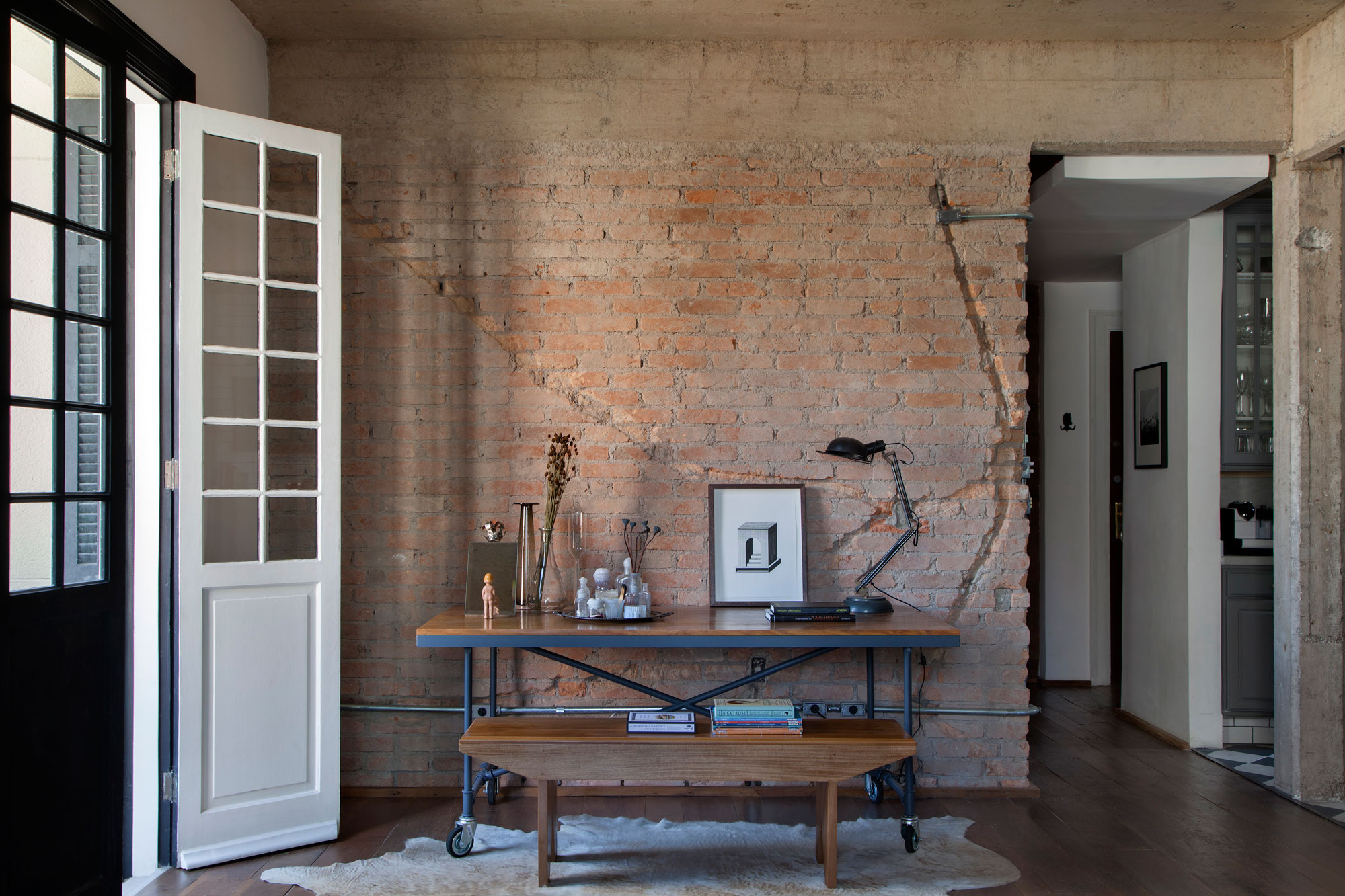 A Stylish Transitional Apartment with Industrial Atmosphere in São Paulo by Tavares Duayer (8)