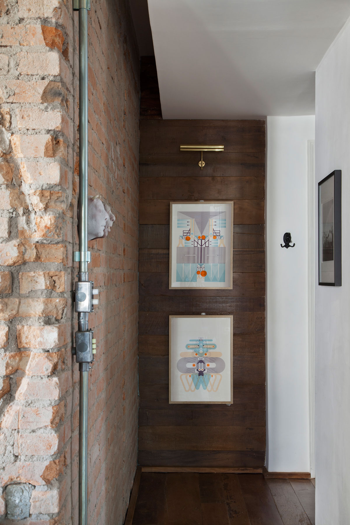 A Stylish Transitional Apartment with Industrial Atmosphere in São Paulo by Tavares Duayer (9)