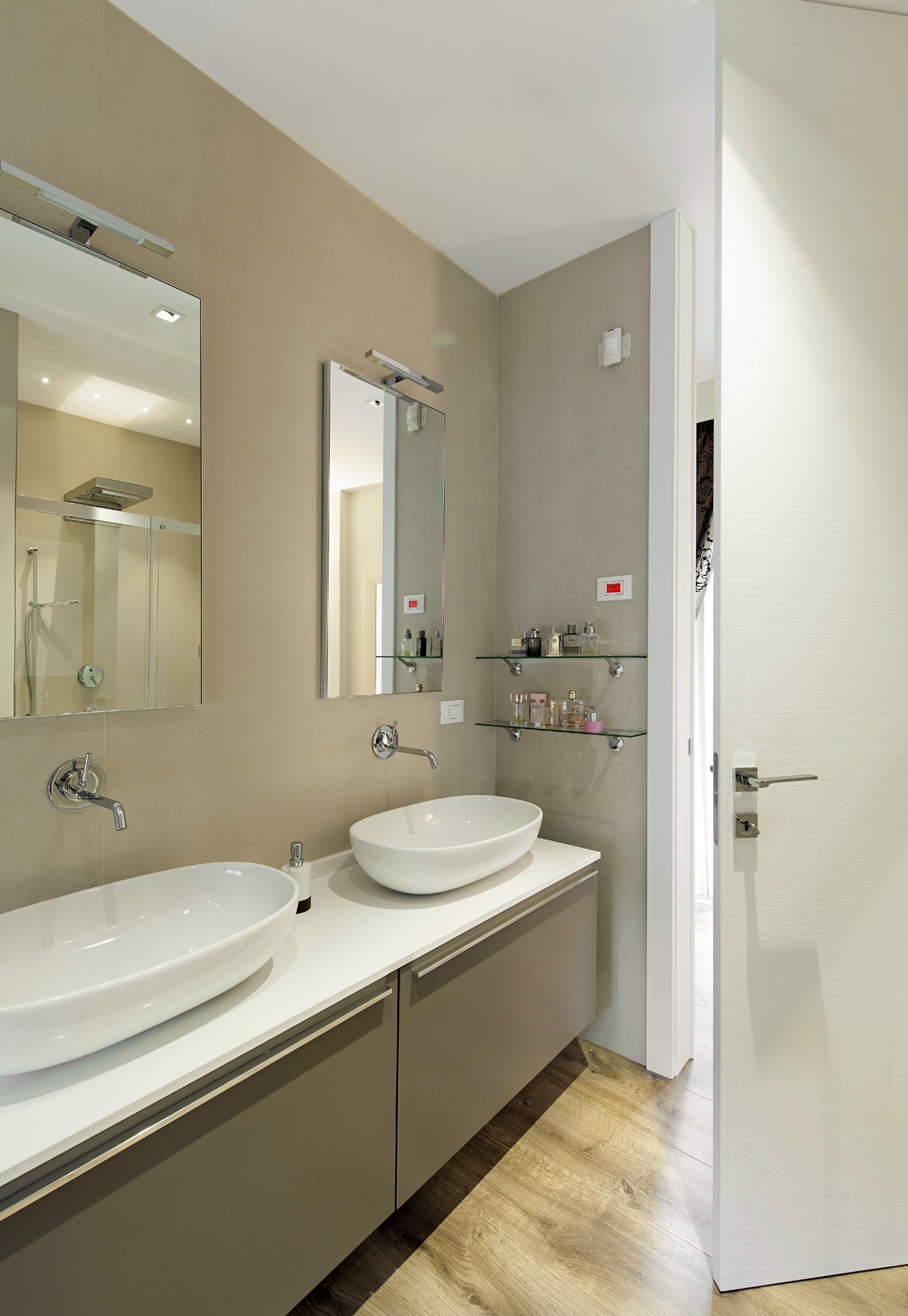 A Stylish and Bright Modern Apartment with Lovely Interiors in Brescia, Italy by bp Laboratorio di Architettura (15)