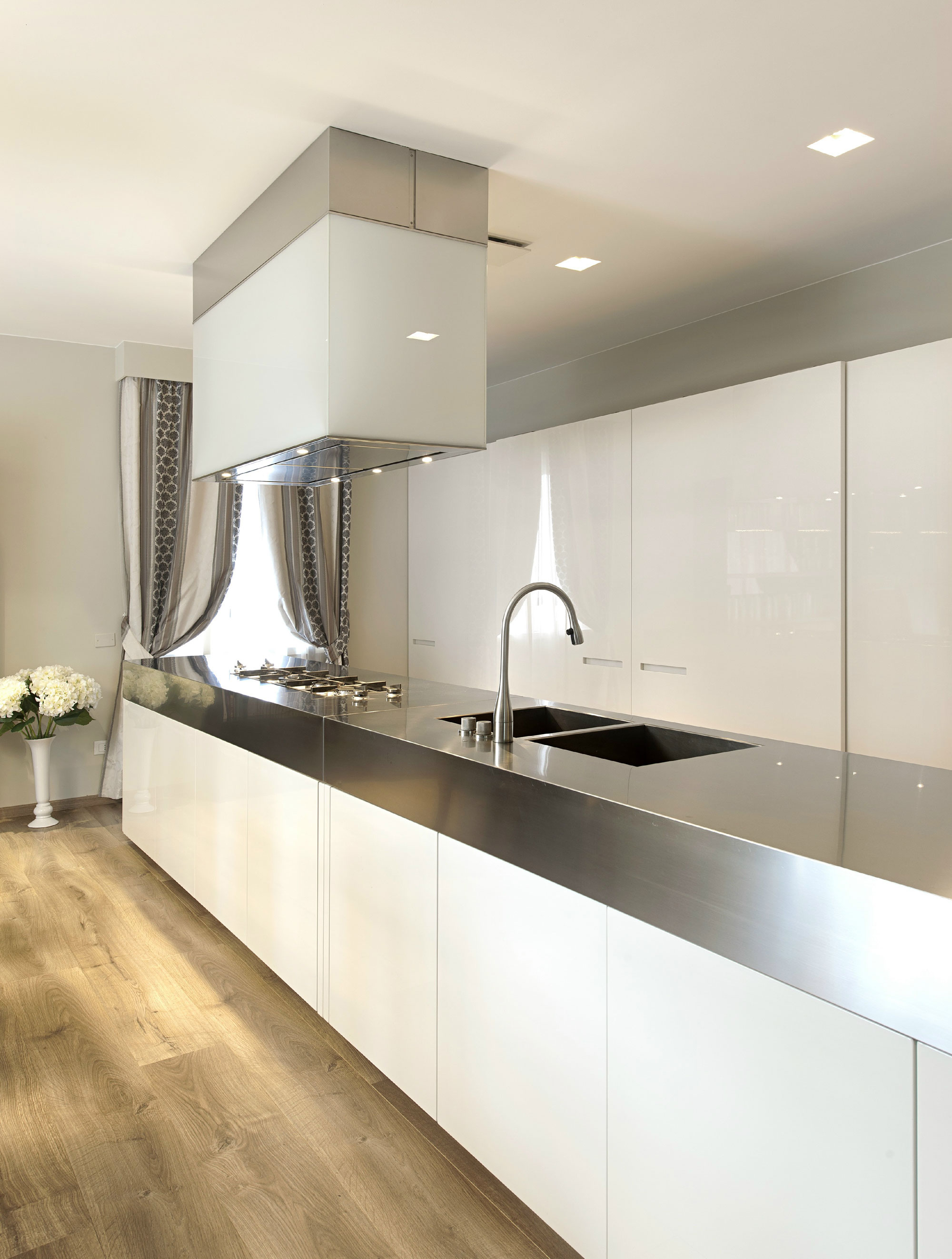 A Stylish and Bright Modern Apartment with Lovely Interiors in Brescia, Italy by bp Laboratorio di Architettura (4)