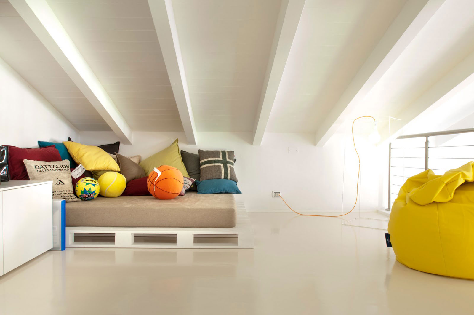 A Stylish and Colorful Modern Penthouse in Pisa, Italy by lorenzo mannini (12)