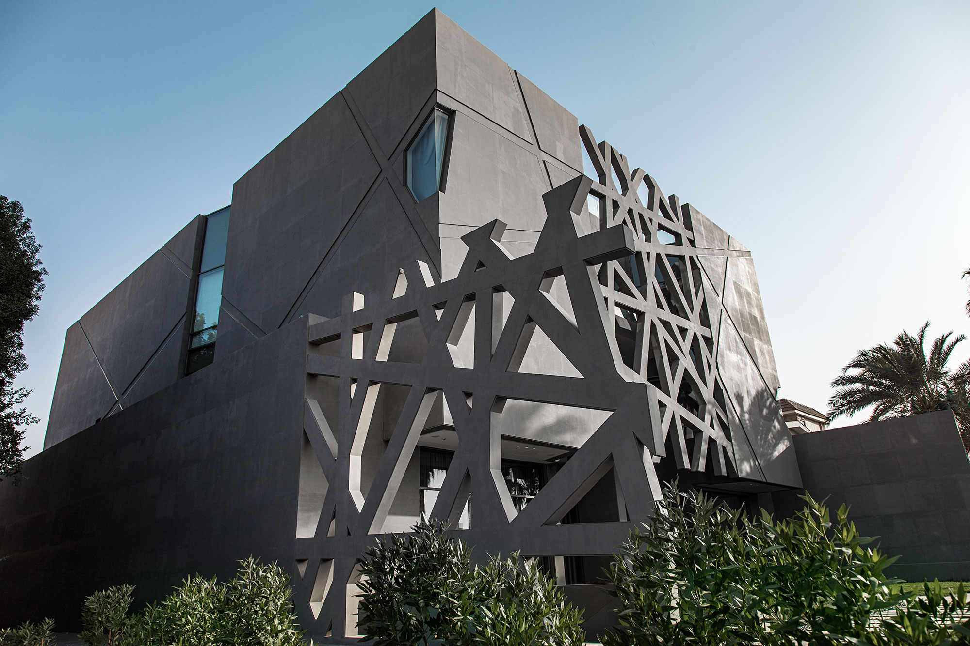 A Stylish and Unique Contemporary Home with Luxurious Vibe in Kuwait City by Roma International (1)
