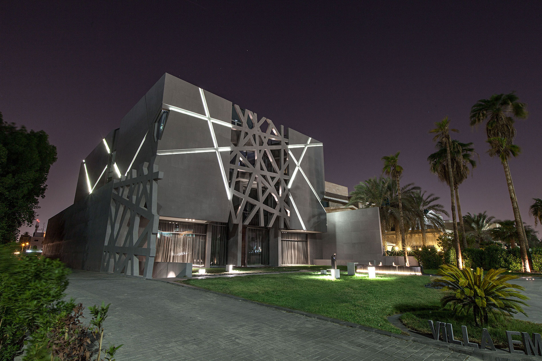 A Stylish and Unique Contemporary Home with Luxurious Vibe in Kuwait City by Roma International (12)