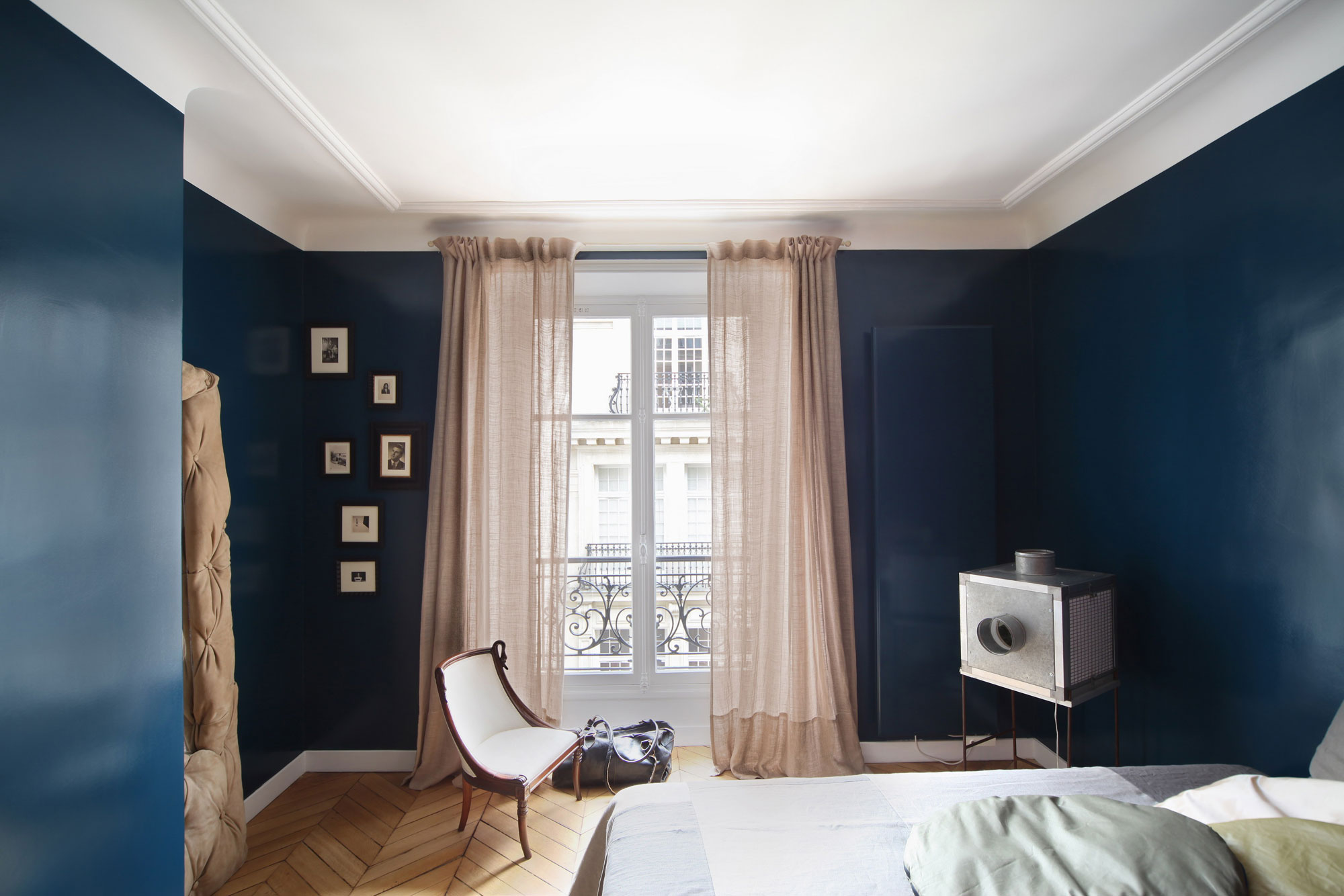 A Stylish and Vibrant Contemporary Apartment in Paris, France by UdA (15)