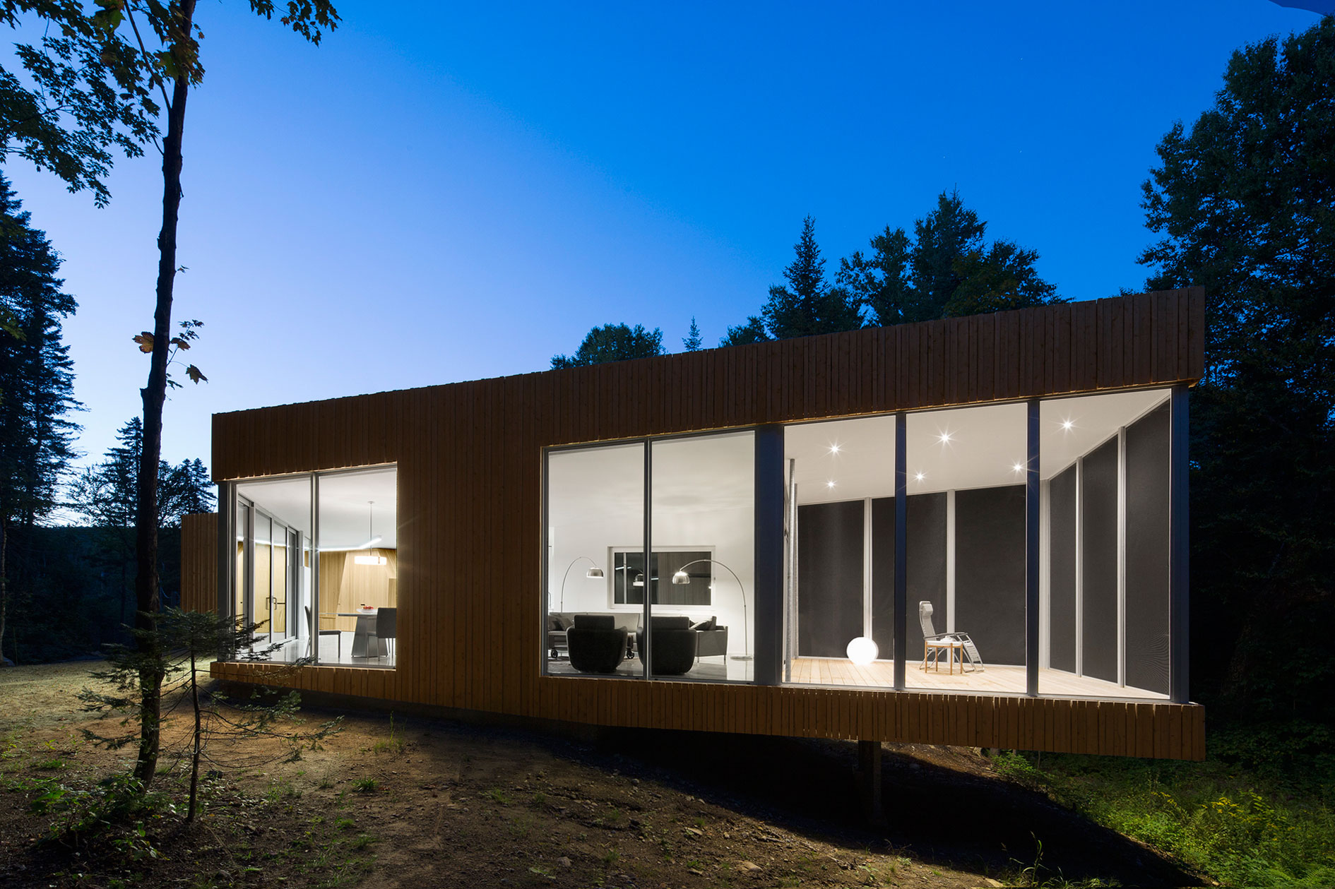A Sustainable Family Lake House Surrounded by Lush Woods on Lac Grenier by Paul Bernier Architecte (14)