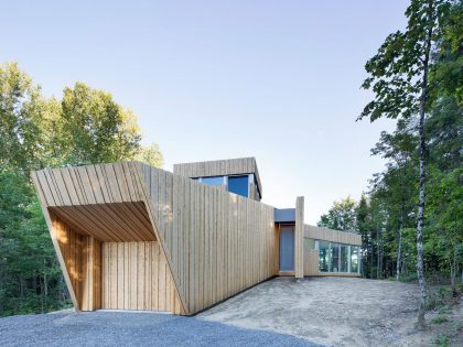 A Sustainable Family Lake House Surrounded by Lush Woods on Lac Grenier by Paul Bernier Architecte (3)