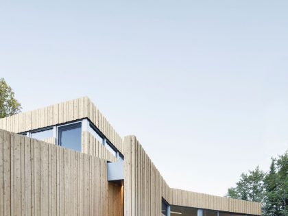 A Sustainable Family Lake House Surrounded by Lush Woods on Lac Grenier by Paul Bernier Architecte (4)