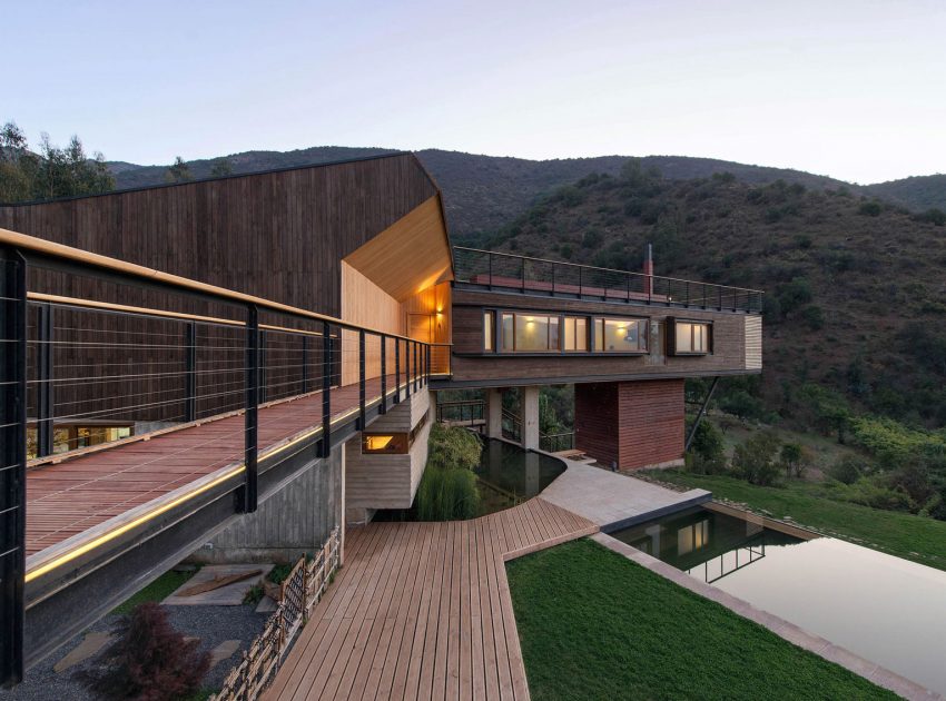 A Sustainable Mountain Home with Spectacular Views in Quebrada el Maqui by GITC arquitectura (16)