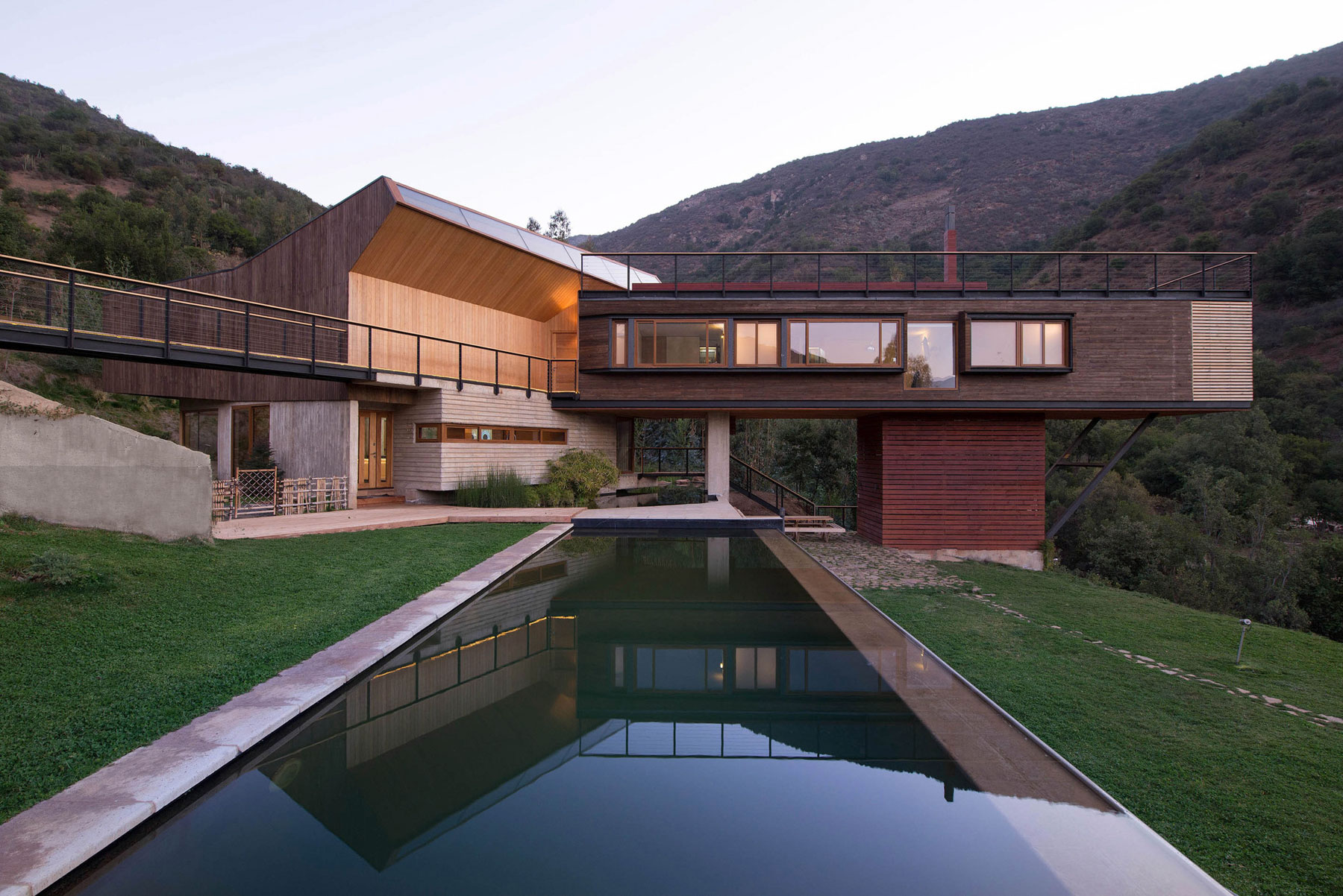 A Sustainable Mountain Home with Spectacular Views in Quebrada el Maqui by GITC arquitectura (17)