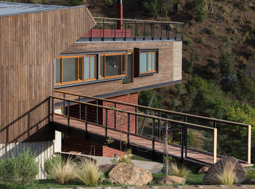 A Sustainable Mountain Home with Spectacular Views in Quebrada el Maqui by GITC arquitectura (4)