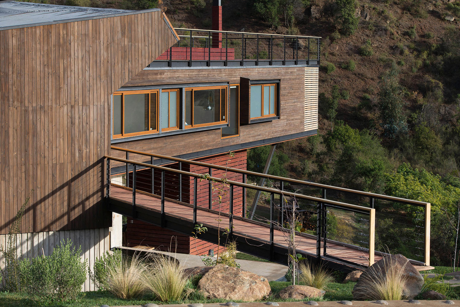 A Sustainable Mountain Home with Spectacular Views in Quebrada el Maqui by GITC arquitectura (4)