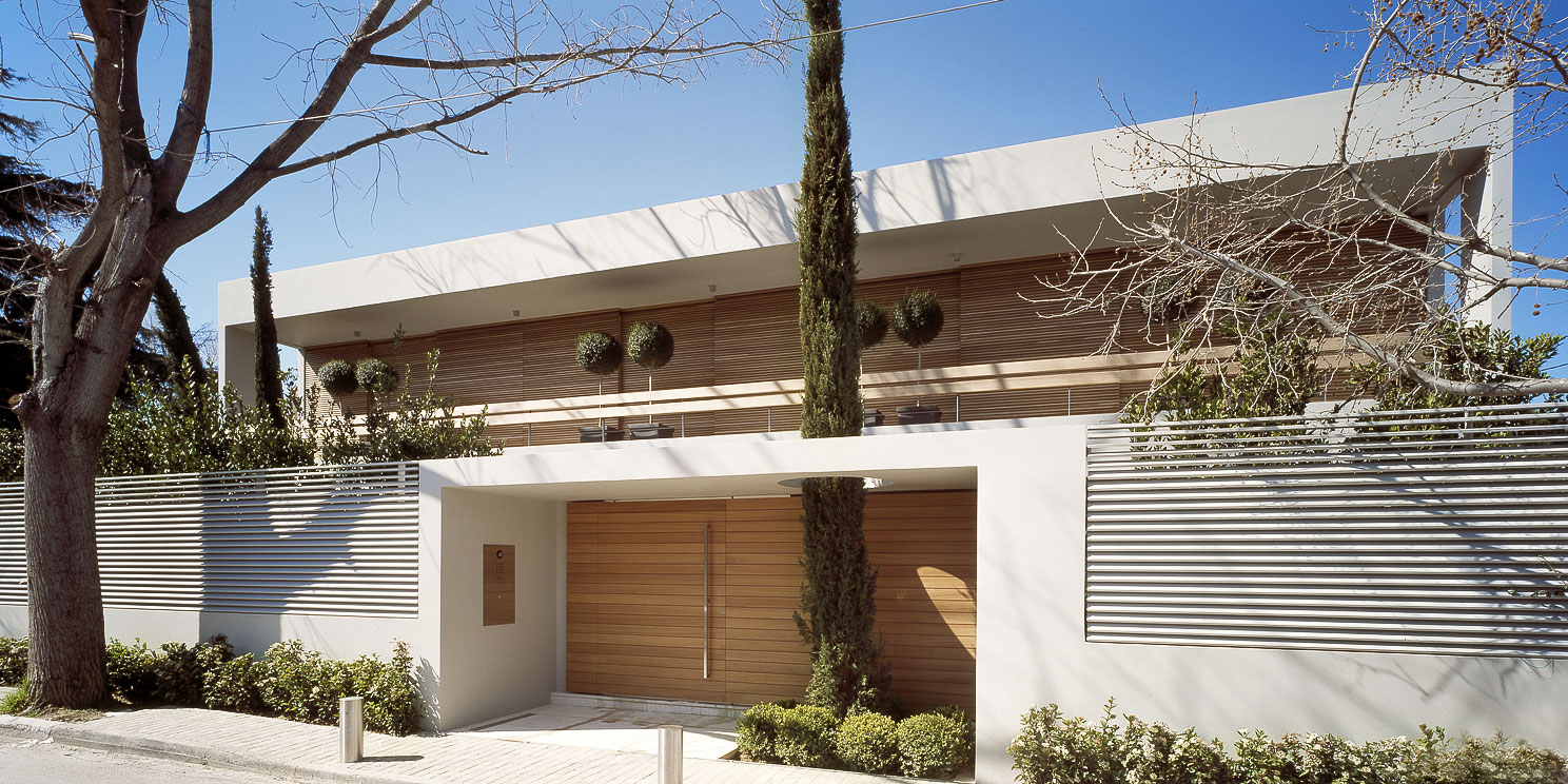 A Trendy Contemporary Home Blends Indoor and Outdoor Spaces in Kifisia by ISV Architects (1)