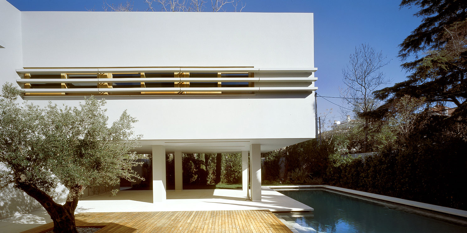 A Trendy Contemporary Home Blends Indoor and Outdoor Spaces in Kifisia by ISV Architects (2)