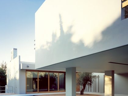 A Trendy Contemporary Home Blends Indoor and Outdoor Spaces in Kifisia by ISV Architects (3)