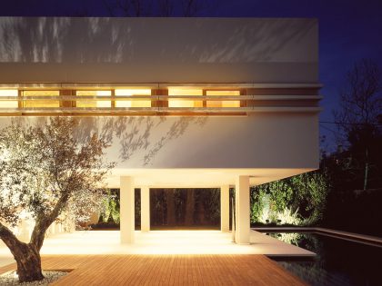 A Trendy Contemporary Home Blends Indoor and Outdoor Spaces in Kifisia by ISV Architects (8)