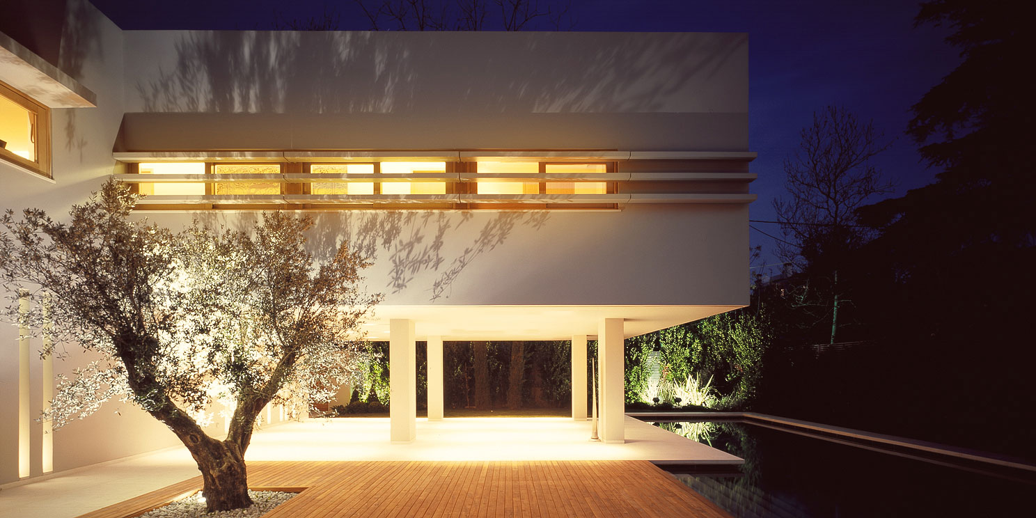 A Trendy Contemporary Home Blends Indoor and Outdoor Spaces in Kifisia by ISV Architects (8)