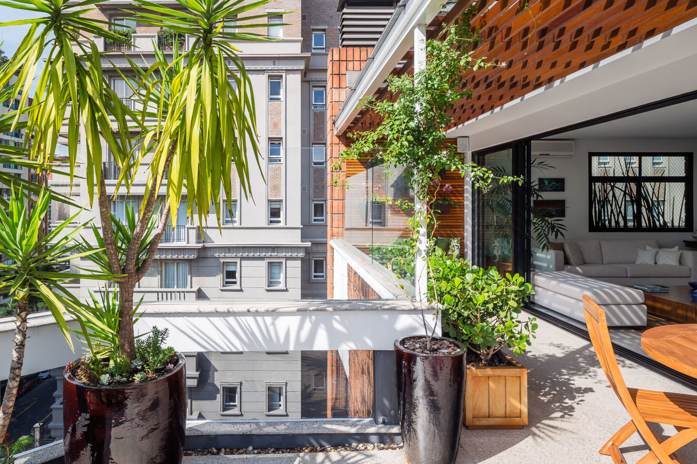 A Unique and Elegant Contemporary Apartment in São Paulo by ROCCO ARQUITETOS (1)