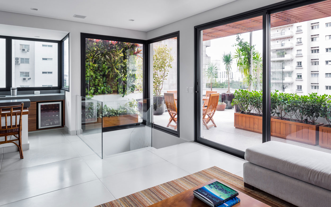 A Unique and Elegant Contemporary Apartment in São Paulo by ROCCO ARQUITETOS (11)