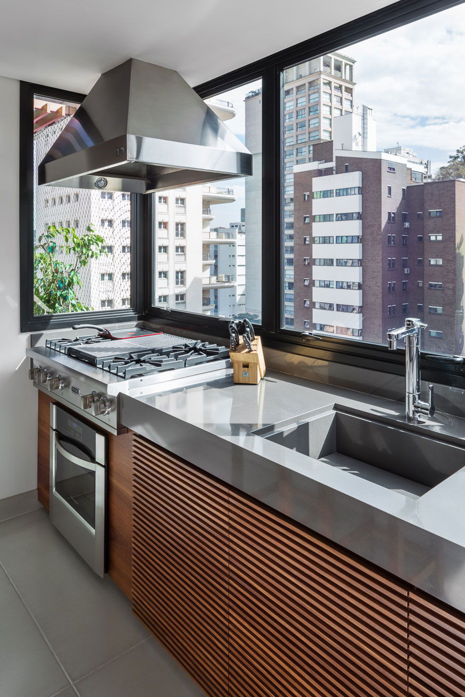 A Unique and Elegant Contemporary Apartment in São Paulo by ROCCO ARQUITETOS (14)