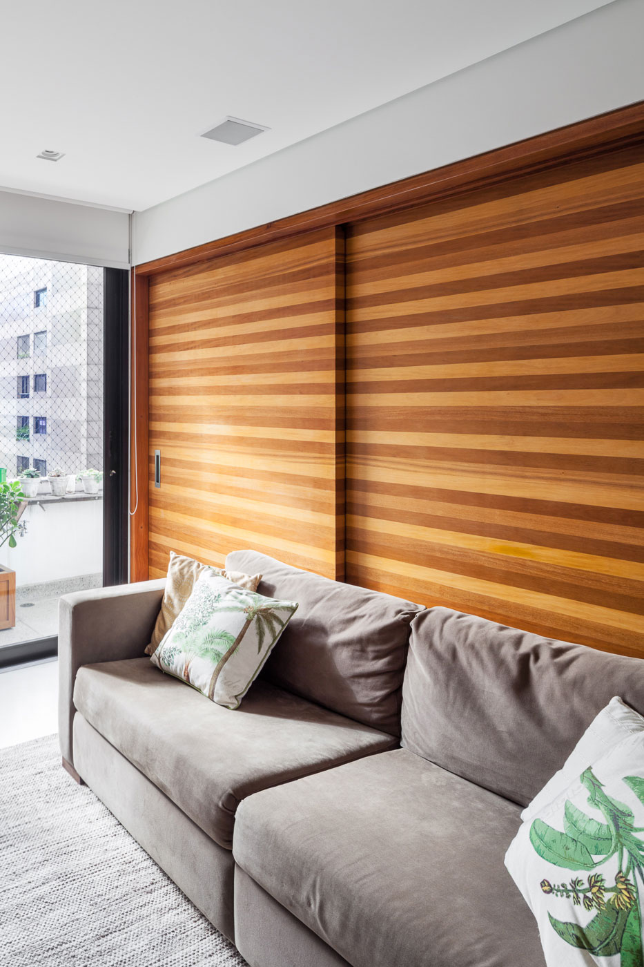 A Unique and Elegant Contemporary Apartment in São Paulo by ROCCO ARQUITETOS (6)