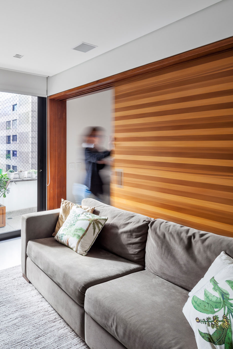 A Unique and Elegant Contemporary Apartment in São Paulo by ROCCO ARQUITETOS (7)