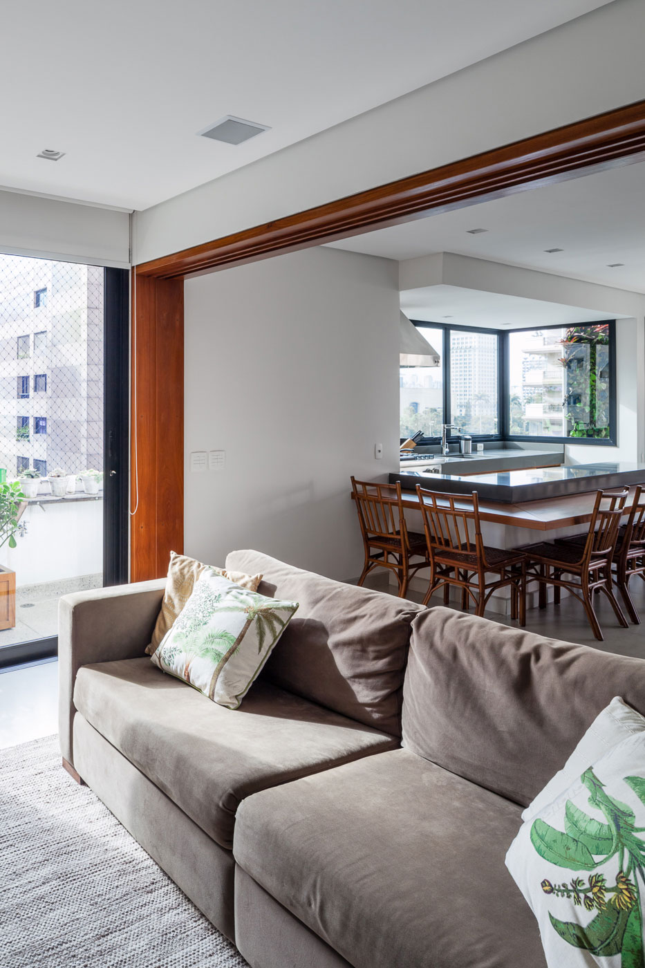 A Unique and Elegant Contemporary Apartment in São Paulo by ROCCO ARQUITETOS (8)