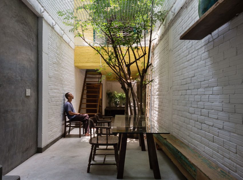 A Wonderful Vertical Home with Indoor Garden and Courtyard in Ho Chi Minh City by a21studĩo (1)