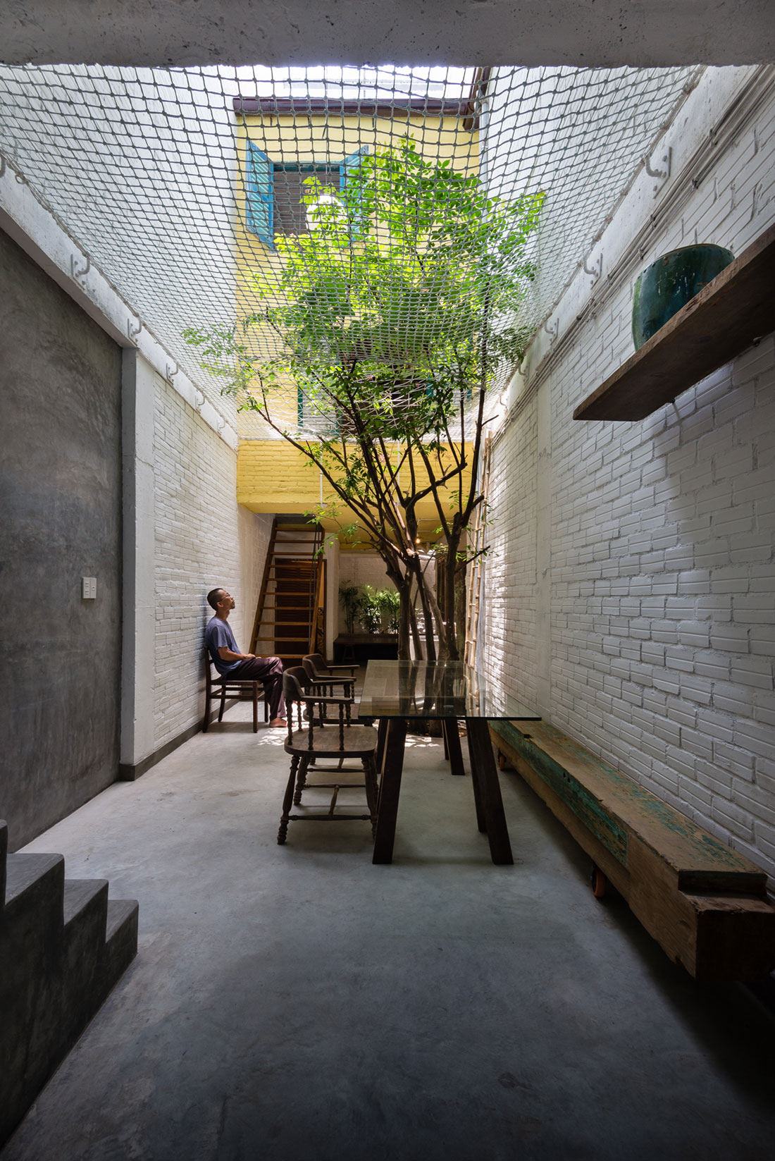 A Wonderful Vertical Home with Indoor Garden and Courtyard in Ho Chi Minh City by a21studĩo (1)