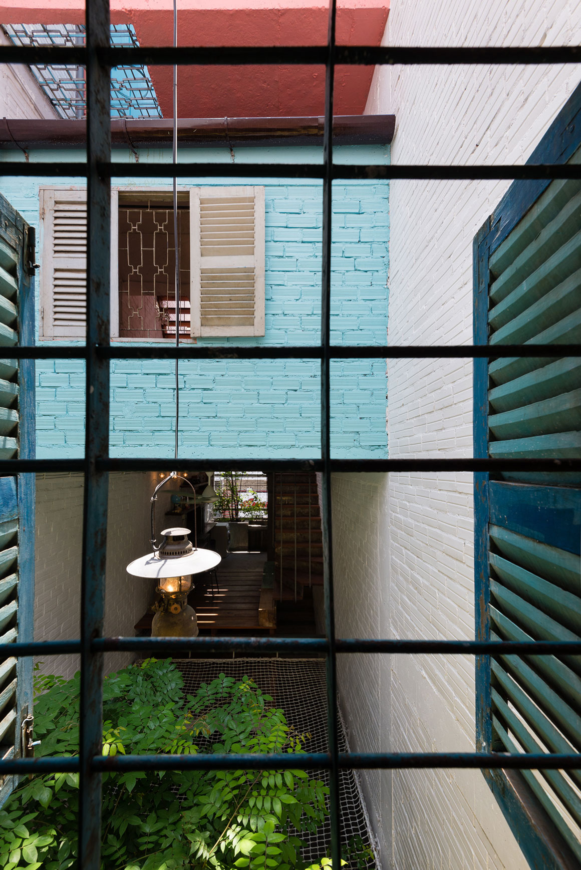 A Wonderful Vertical Home with Indoor Garden and Courtyard in Ho Chi Minh City by a21studĩo (13)