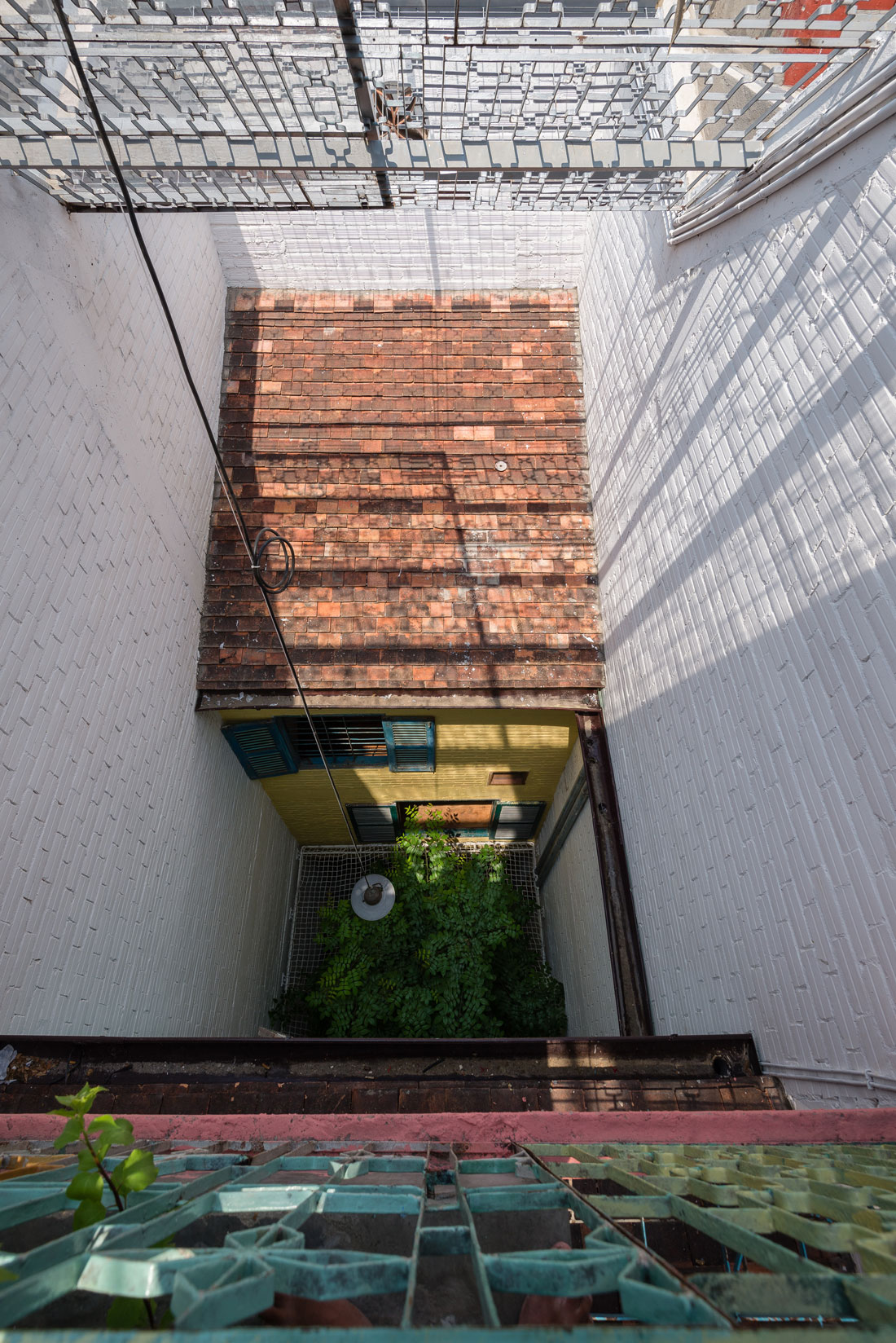 A Wonderful Vertical Home with Indoor Garden and Courtyard in Ho Chi Minh City by a21studĩo (15)