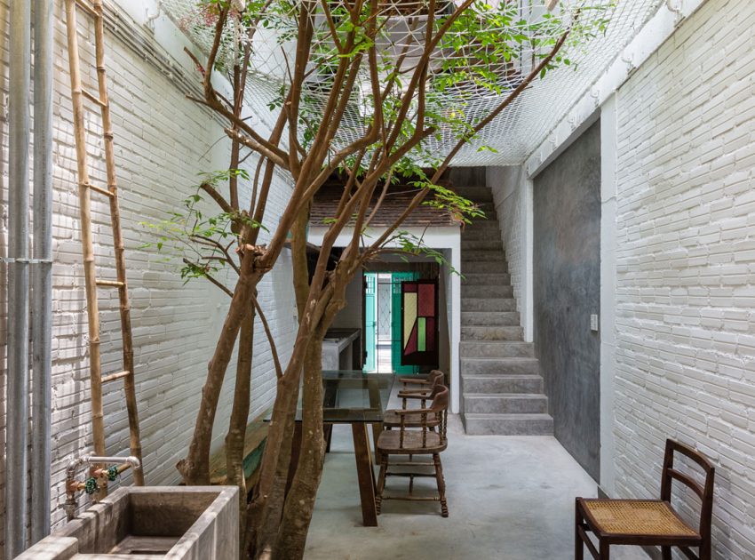 A Wonderful Vertical Home with Indoor Garden and Courtyard in Ho Chi Minh City by a21studĩo (2)