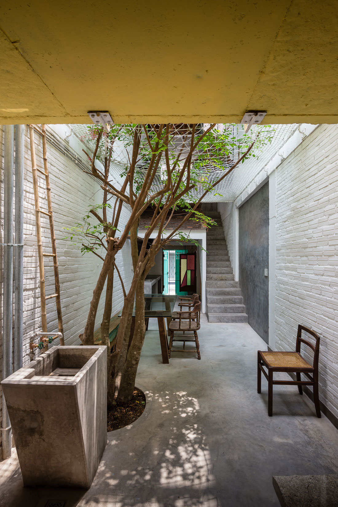 A Wonderful Vertical Home with Indoor Garden and Courtyard in Ho Chi Minh City by a21studĩo (2)