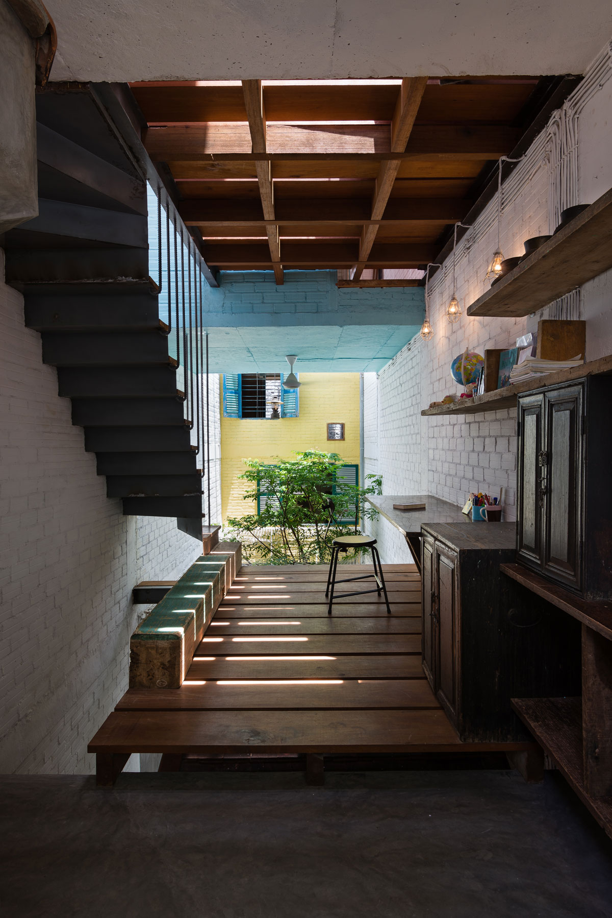 A Wonderful Vertical Home with Indoor Garden and Courtyard in Ho Chi Minh City by a21studĩo (3)
